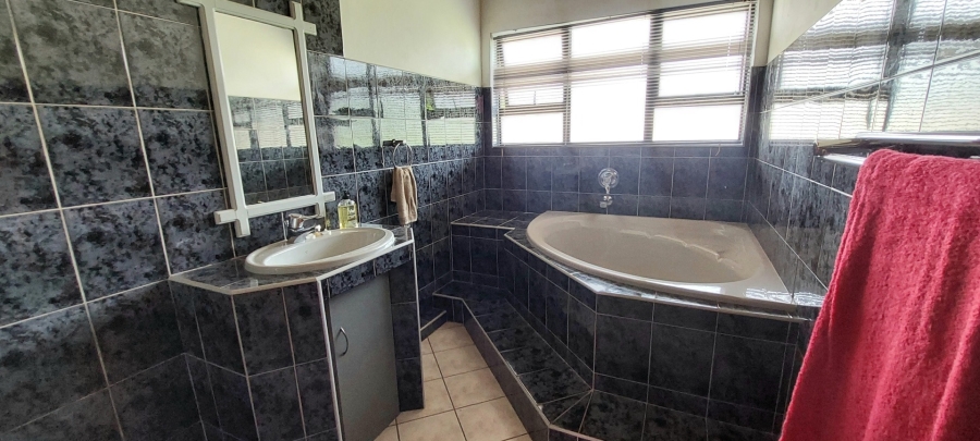 5 Bedroom Property for Sale in Sunrise On Sea Eastern Cape